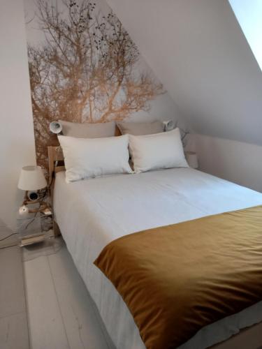 ディジョンにあるLa Cascade et des Hallesのベッドルーム1室(大型ベッド1台、白と金のシーツ付)