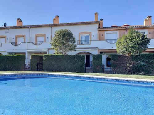 uma piscina em frente a um edifício em La Bella Lola Estartit Rental em L'Estartit