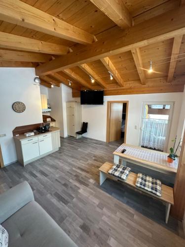 ein Wohnzimmer mit einem Sofa und einem Tisch in der Unterkunft LEO Apart 1 in Radfeld