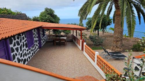 a porch of a house with a view of the ocean at Los Cerrajones: spectacular views from the cliff in Agulo