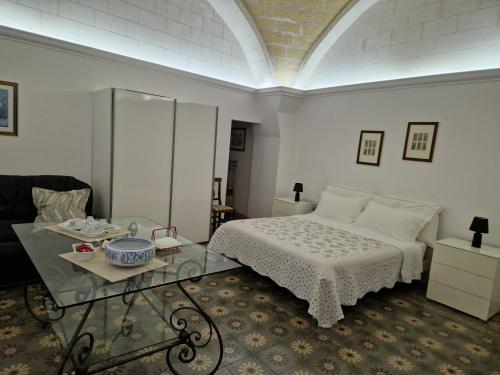 sypialnia z łóżkiem i szklanym stołem w obiekcie Jack Room w mieście Trinitapoli