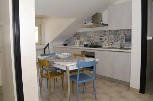 una piccola cucina con tavolo e sedie di Casa Fleres a Santa Teresa di Riva
