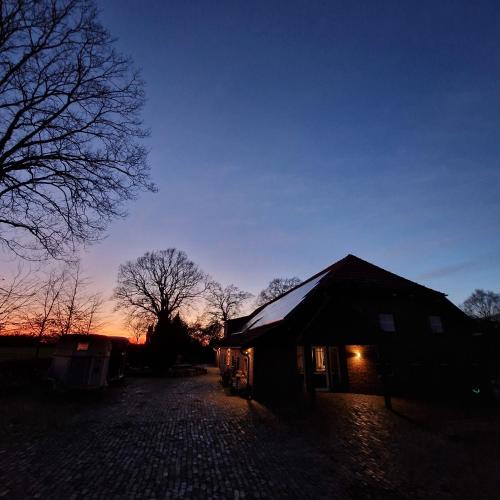 Východ nebo západ slunce při pohledu z apartmánu nebo okolí