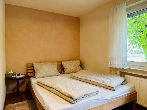 a bed in a room with a window at 2,5-Zimmerwohnung mit Terrasse - KEINE Monteure in Marbach am Neckar