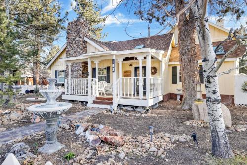 een huis met een veranda en een fontein ervoor bij 2360 -The Winding Lane House Est 1932 cabin in Big Bear City