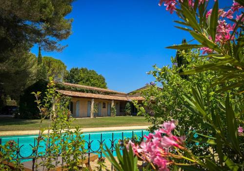 une maison avec une piscine devant dans l'établissement Villa La Source - Location à Aix en Provence, à Aix-en-Provence