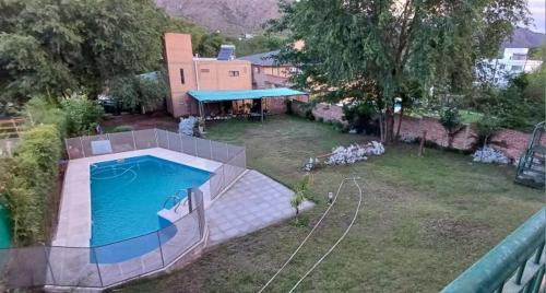una vista aérea de un patio trasero con piscina en Costa Dorada en San Antonio de Arredondo