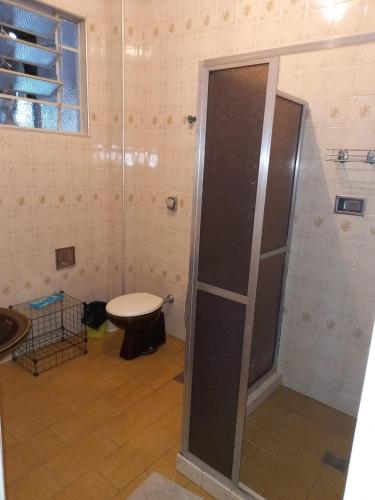 uma casa de banho com um chuveiro e um WC. em Apartamento MOBILIADO 2 QUARTOS em Volta Redonda