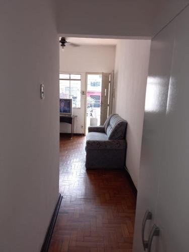 un soggiorno con divano e TV di Apartamento MOBILIADO 2 QUARTOS a Volta Redonda