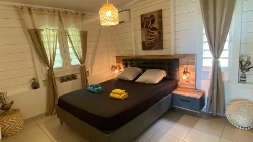 ein Schlafzimmer mit einem Bett in einem kleinen Zimmer in der Unterkunft MAJO BEACH in Saint-Pierre