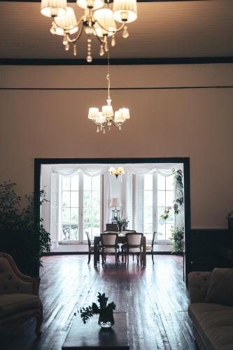 a living room with a table and chairs and a chandelier at HOSTAL CRUZ CHICA in La Cumbre