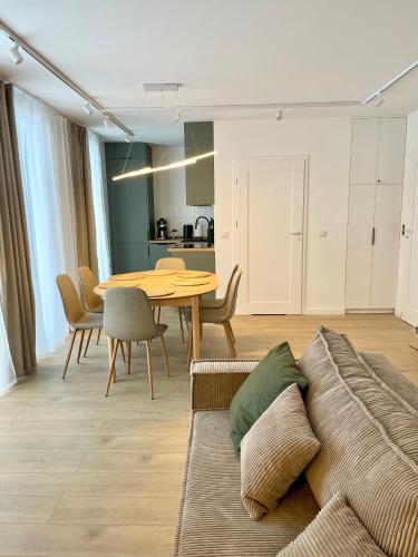 a living room with a couch and a table at MINIMAL. Dom całoroczny w górach in Duszniki Zdrój