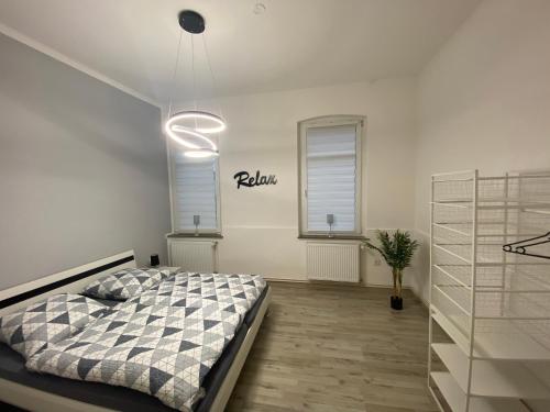ein Schlafzimmer mit einem Bett und einer Lampe an der Wand in der Unterkunft Gemütliches Apartment mit Kamin in Oldenburg