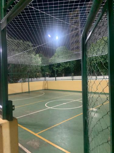 una pista de tenis por la noche con luces encendidas en Thermas placê caldas, en Caldas Novas
