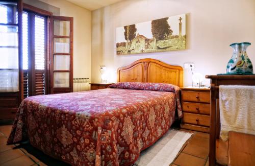 una camera da letto con un letto grande e una cassettiera di Casa de la Neveria a Calaceite