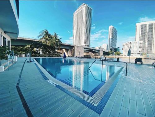 una piscina con vistas a la ciudad en Water View Building With Pool - 5-Min Walk To The Beach - Cozy Studios, en Hallandale Beach