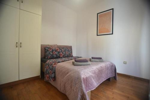 - une petite chambre avec un lit et une armoire dans l'établissement Anna's Central Hideaway, à Ágios Rókkos