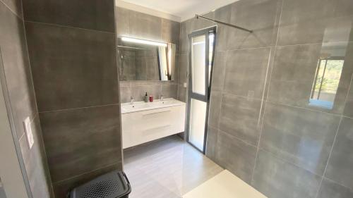 une salle de bain avec douche et lavabo dans l'établissement Villa avec piscine privative, à Conca