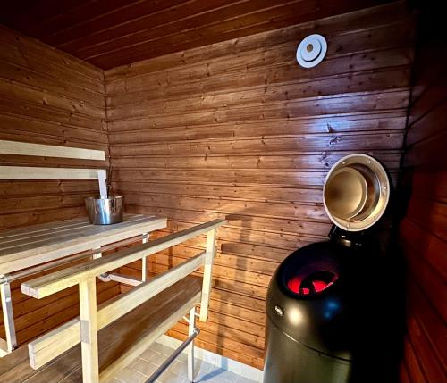a room with a sauna with a wooden wall at Chalet Mummola in Naamijoki