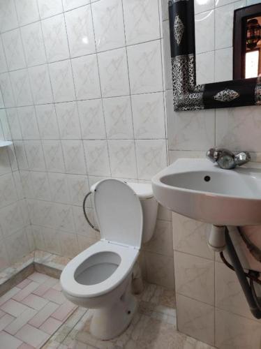 uma casa de banho com um WC e um lavatório em BH APPART em Temara