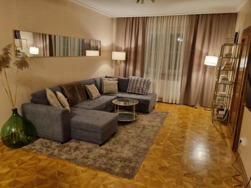 ein Wohnzimmer mit einem Sofa und einem Tisch in der Unterkunft Villa with private Sauna and Jacuzzi, 8 min from Schloss Schöbrunn in Wien