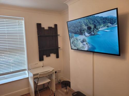 En TV eller et underholdningssystem på Heart of City DE1 One Bedroom Apartment