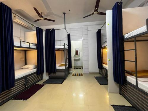 Zimmer mit mehreren Etagenbetten in der Unterkunft Marhaba family dormitory in Kozhikode