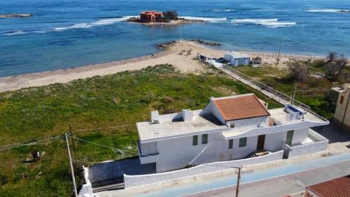 Casa blanca con vistas al océano en Stanza panoramica con terrazza privata sul mare, en Marzamemi