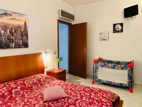 um quarto com uma cama com uma colcha vermelha em Holiday Home 40 em Santa Maria delle Mole