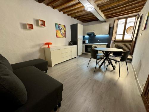 a living room with a couch and a table at Il Pentolo in Sansepolcro