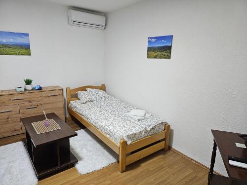 Postel nebo postele na pokoji v ubytování KUĆA VASILJEVIĆA 064/16 88 141