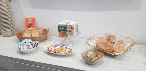 a table with bowls of food and baskets of bread at Casa Rosamari - su Lago di Posta Fibreno, Appartamento con camino in Posta Fibreno