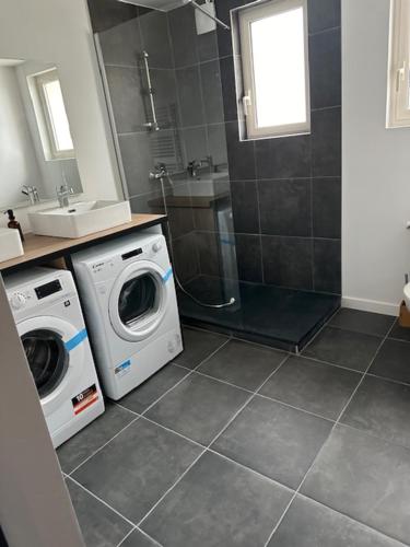 a bathroom with a washing machine and a sink at Les 100 Ciels Font-Romeu in Font Romeu Odeillo Via