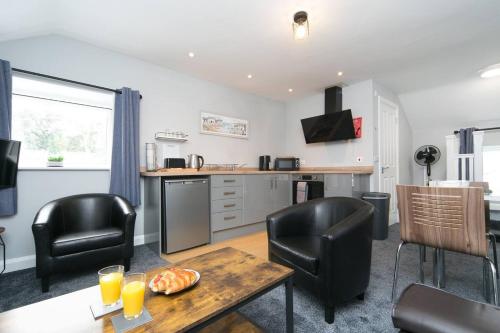 Dapur atau dapur kecil di Pass the Keys Self Contained Apartment at Country Pub Restaurant