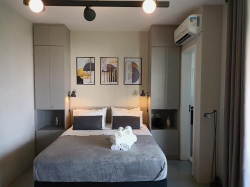 a bedroom with a bed with two teddy bears on it at Apartamentos Juliana Bela Vista in Sao Paulo