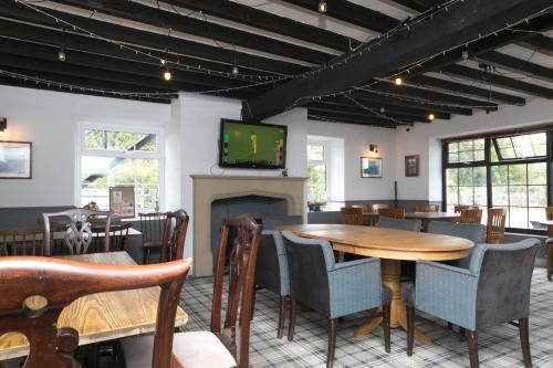 Televisyen dan/atau pusat hiburan di Pass the Keys Self Contained Apartment at Country Pub Restaurant