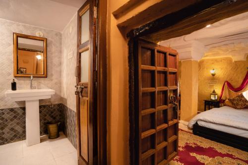 Postel nebo postele na pokoji v ubytování Hotel Desert Boy's - Royal Stay On Fort