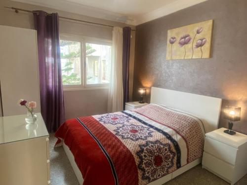 Кровать или кровати в номере Spacieux et familial à 2 minutes à pied du stade de football de RABAT