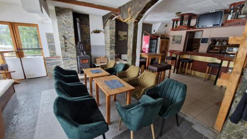 sala de estar con mesa y sillas verdes en VilaBellavistasmjestaj, en Vlašić