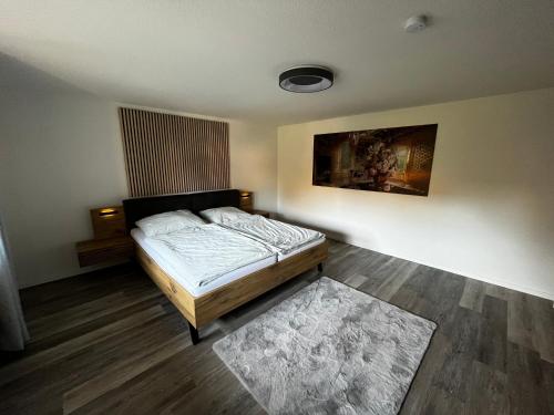 een slaapkamer met een bed en een tapijt bij Suite 2 SZ- Lichtenberg in Salzgitter