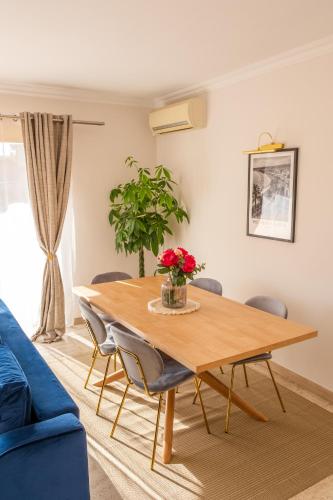 une salle à manger avec une table et des chaises en bois dans l'établissement 3 pièces au cœur du cros de cagnes, à Cagnes-sur-Mer