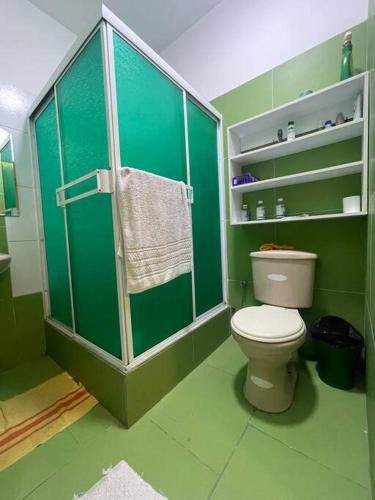 bagno verde con servizi igienici e doccia di Depa de 3 dormitorios y parqueo a Guayaquil