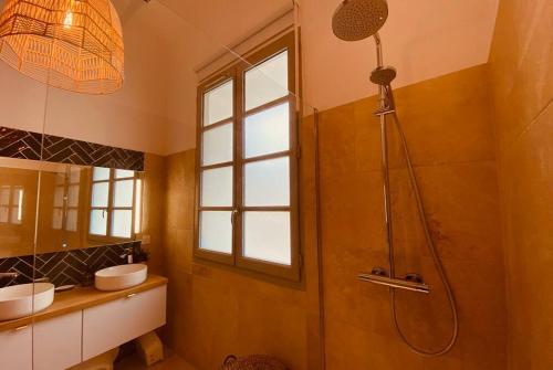 een badkamer met een douche en 2 wastafels bij Terra Nostra - Townhouse - Swimming pool in Nîmes