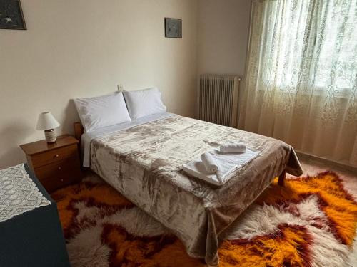 Un dormitorio con una cama con una manta. en Georgaras Accommodation, en Platanoússa