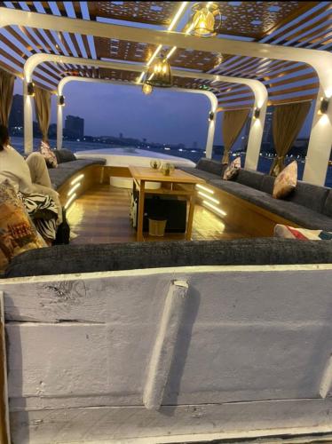 um quarto com sofás e uma mesa num barco em Nile Boat no Cairo