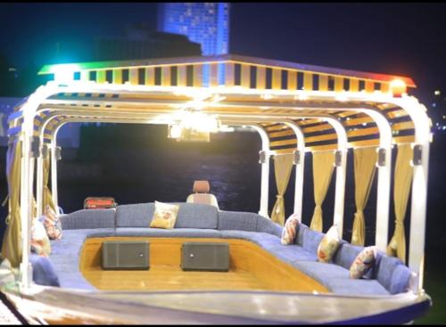 uma sala de estar num barco com um sofá em Nile Boat no Cairo