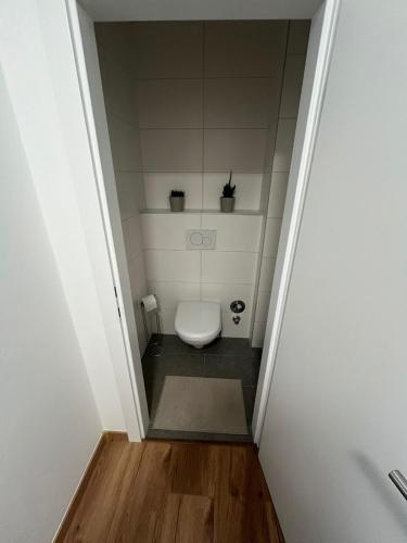 a small bathroom with a toilet in a room at Ferienwohnung Gmunden City in Gmunden