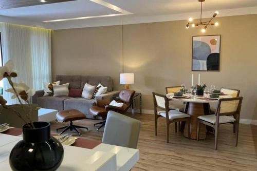 ein Wohnzimmer mit Sofa und Tisch in der Unterkunft Espaçoso, moderno e excelente localização in Belém
