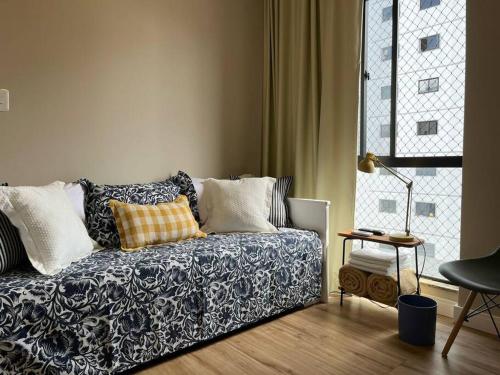 eine Couch mit Kissen darauf in einem Wohnzimmer in der Unterkunft Espaçoso, moderno e excelente localização in Belém