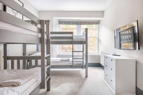 a bedroom with two bunk beds and a desk at Immaculate 3 Bed Apartment with Private Entrance in Inverleith in Edinburgh
